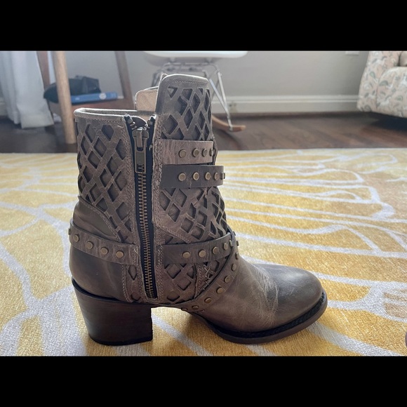Freebird Cato Boots in Stone Size 8 - Picture 4 of 7